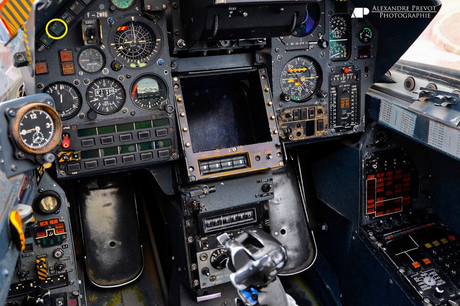 1280px-Cockpit_Dassault_Mirage_2000_(7443127844).jpg